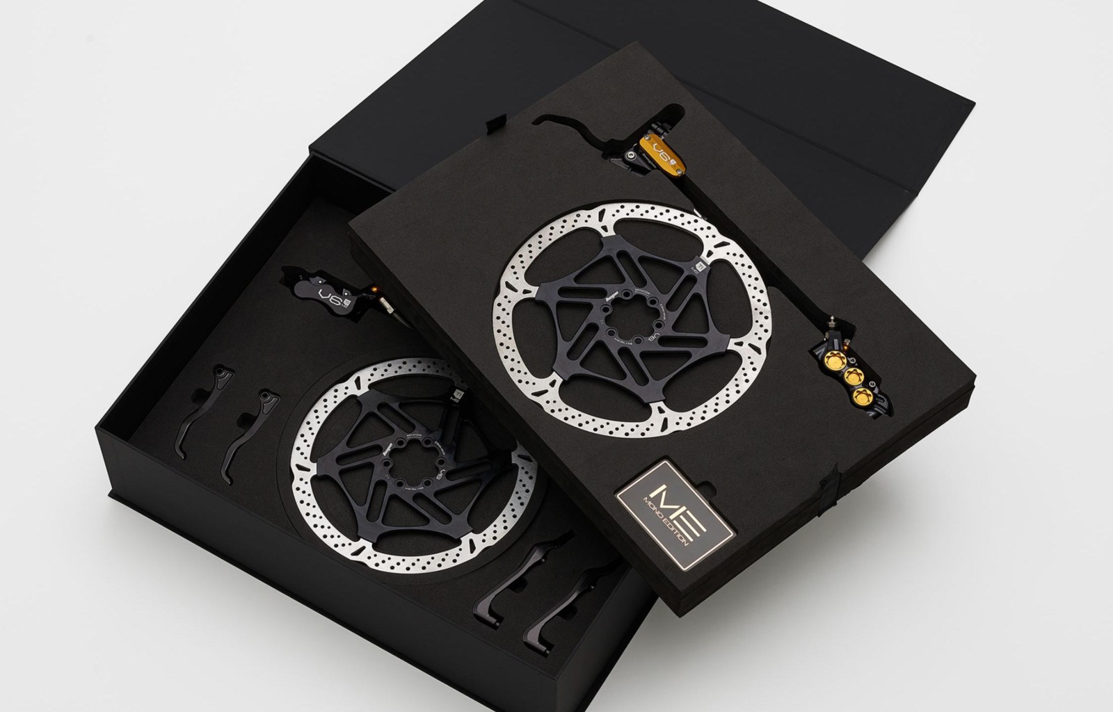 Kit de travões Hope MONO6TI em edição especial, apresentado na caixa com discos e acessórios